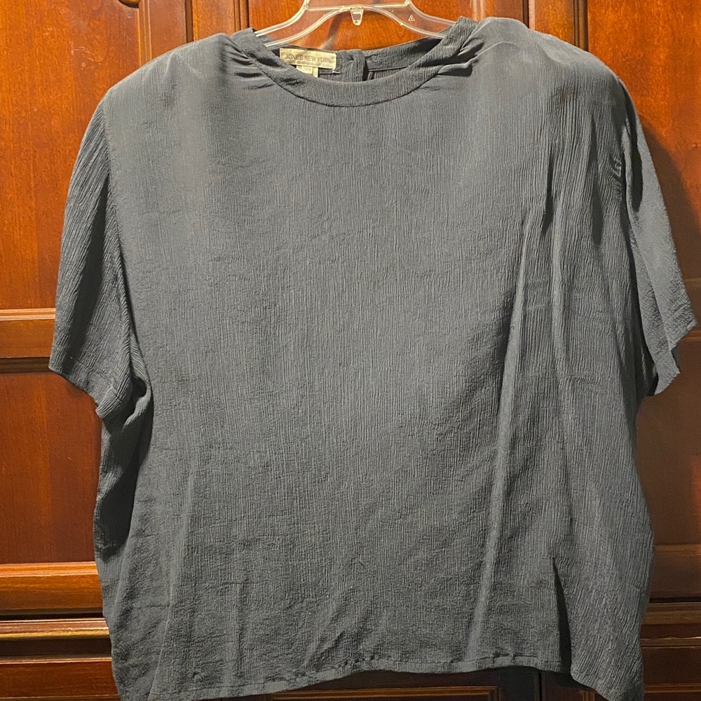 Jones New York 100% silk Gray Short Sleeve size 24W Top